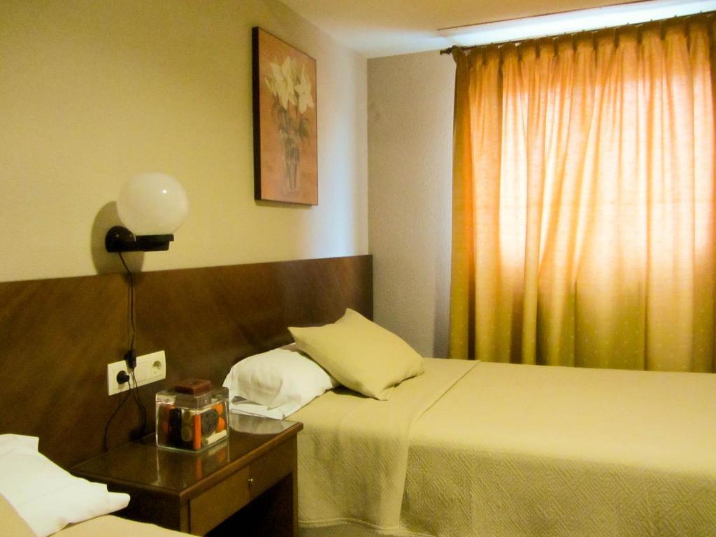 Hotel Avenida Requena Habitación foto