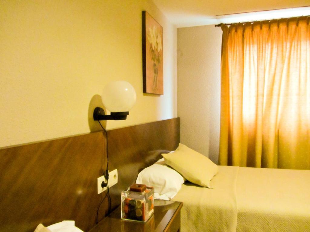 Hotel Avenida Requena Habitación foto