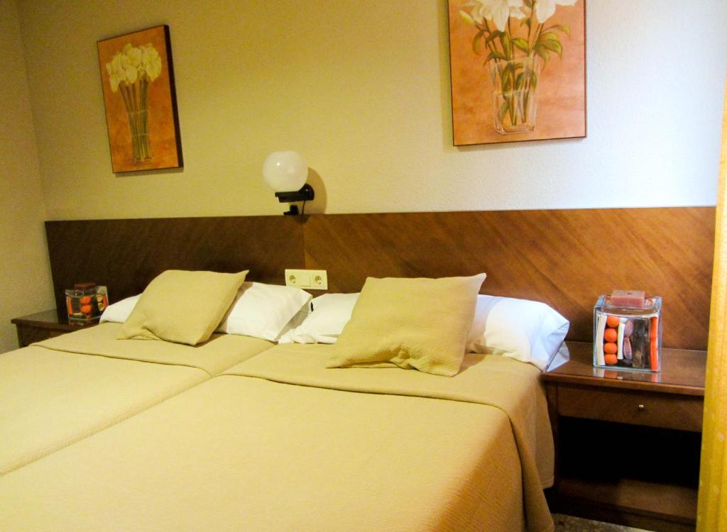 Hotel Avenida Requena Habitación foto