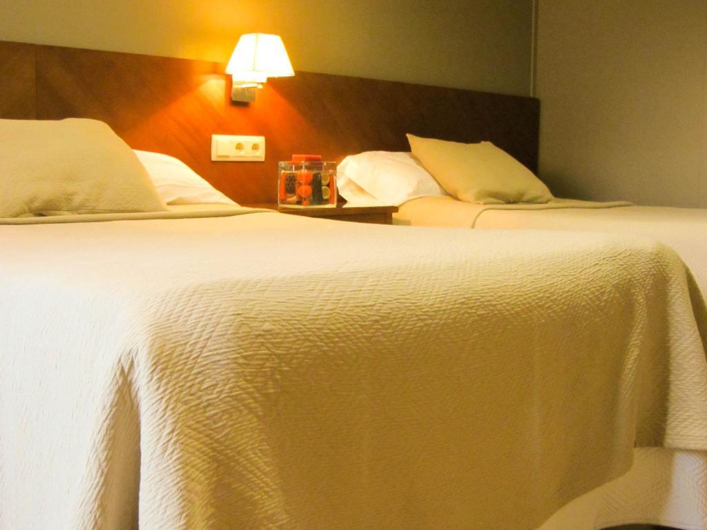 Hotel Avenida Requena Habitación foto